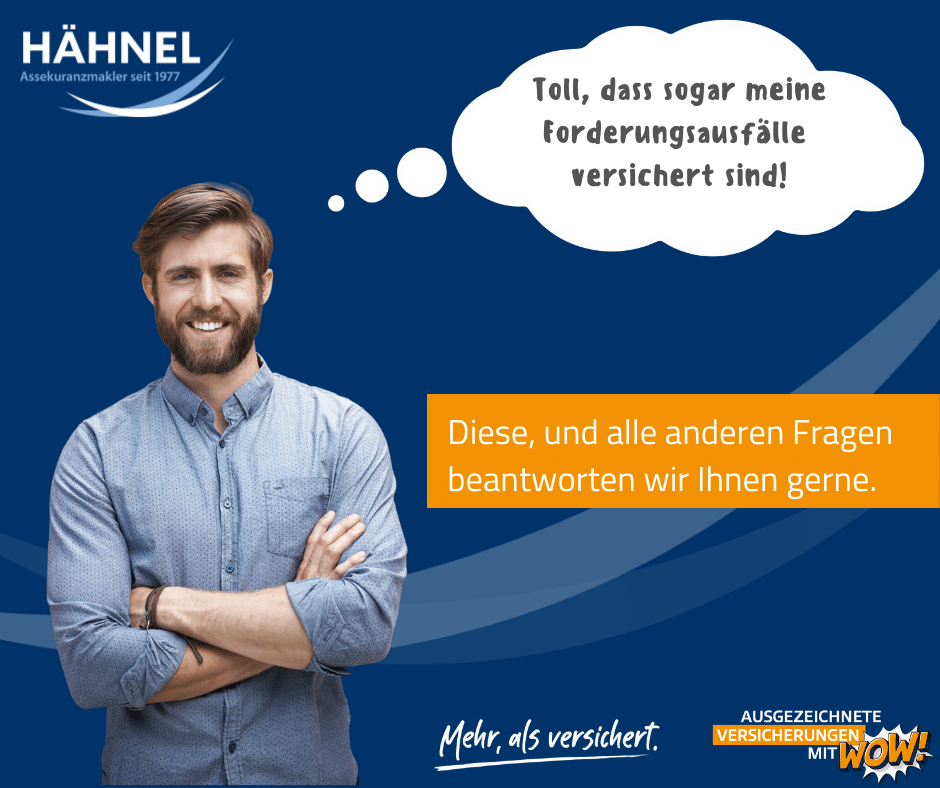 Mann steht mit verschränkten Armen
